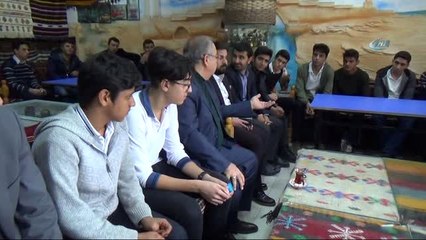 Şehit Çocuklarının Fotoğrafına Yüzünü Yaslayıp Ağladı