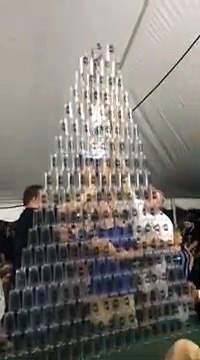 Ils font une pyramide géante de gobelets en plastique... Joli