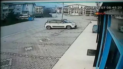 Kocaeli Çocuğa Otomobilin Çarpma Anı Kameralara Yansıdı