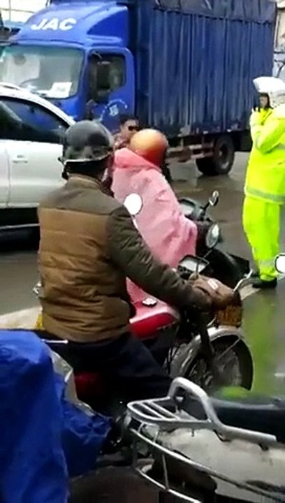 Ce policier pense etre face à un champion de karaté... Pas sur en fait!