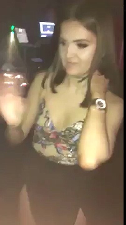 Cet enfoiré filme la danse ridicule de sa copine en soirée et la diffuse sur le net... Honte