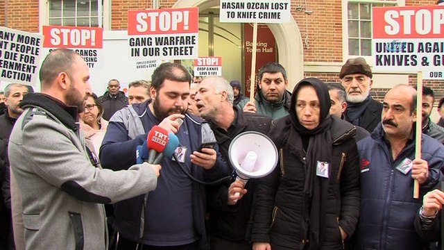 - Londra’da öldürülen Hasan Özcan'ın ailesinden sitem- “Polis hiçbir şey yapmıyor, belediye hiçbir şey yapmıyor. Emniyet Müdürü hiçbir şey yapmıyor”