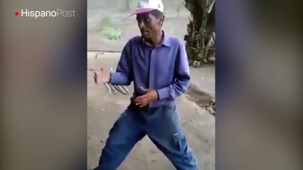 Señor enseña karate a su amigo de manera muy particular