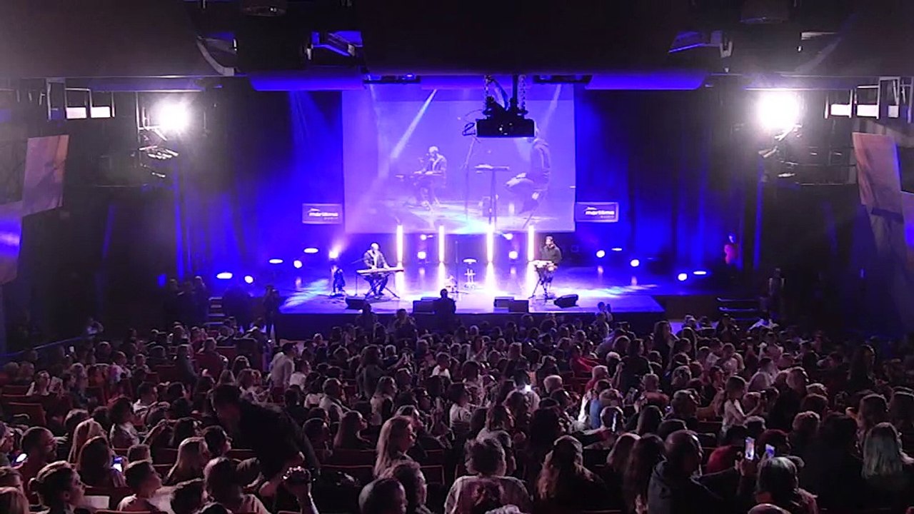 La tournée de calins de Claudio Capéo en plein concert !