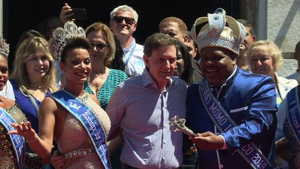 Rio mayor makes peace with carnival on opening day -- sort of