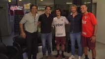 Kaká visita CT do São Paulo e posa com Valdívia, Luis Fabiano e diretores; veja