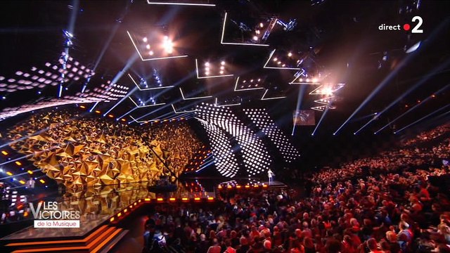 Clin d'oeil: Un problème technique perturbe les Victoires de la Musique sur France 2, Daphné Bürki prend alors les chose