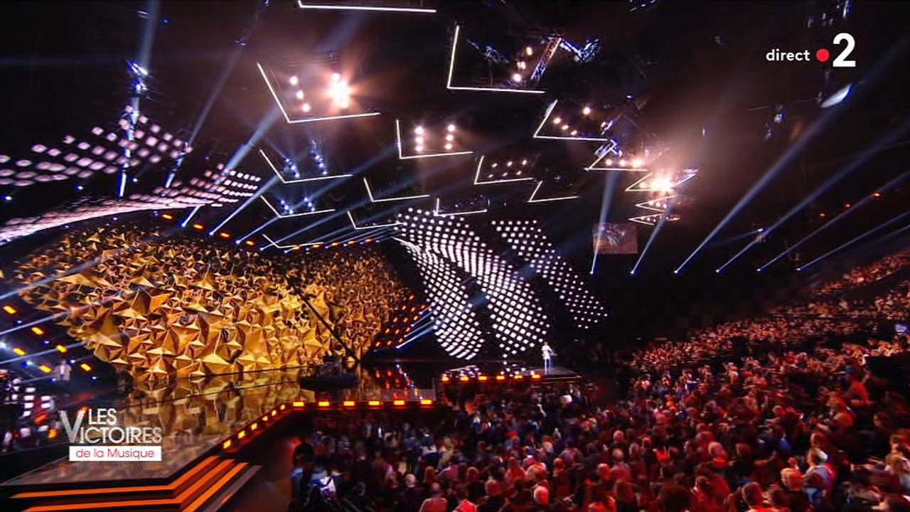 Clin d'oeil: Un problème technique perturbe les Victoires de la Musique sur France 2, Daphné Bürki prend alors les chose