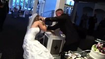 Quand ton mariage dégénère pendant la découpe du gateau... La mariée n'est pas contente du tout