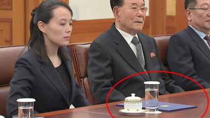 김여정 앞에만 놓인 '의문의 서류' / YTN