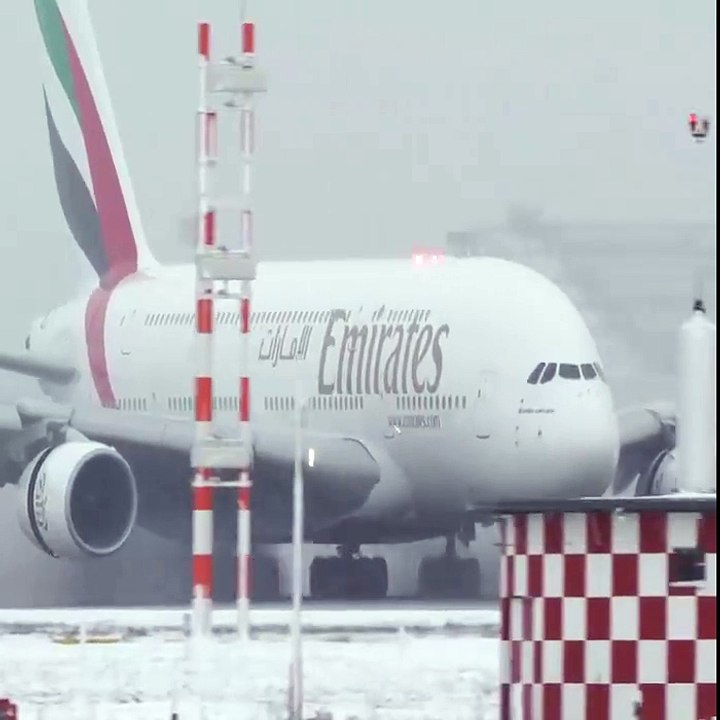 AIRBUS A380 LOW VISIBILITY LANDING during SNOWFALL