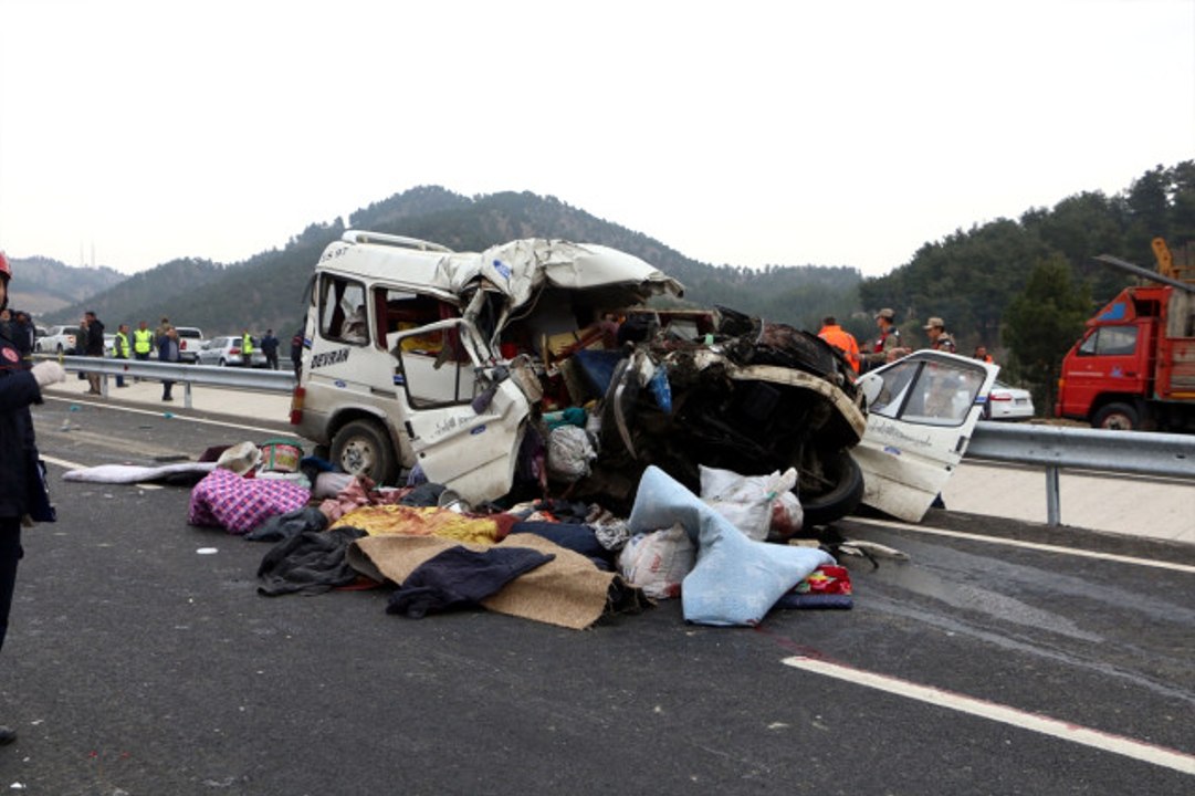 Kahramanmaraş'ta Feci Kaza! Minibüs, Kamyona Çarptı: 8 Ölü, 8 Yaralı