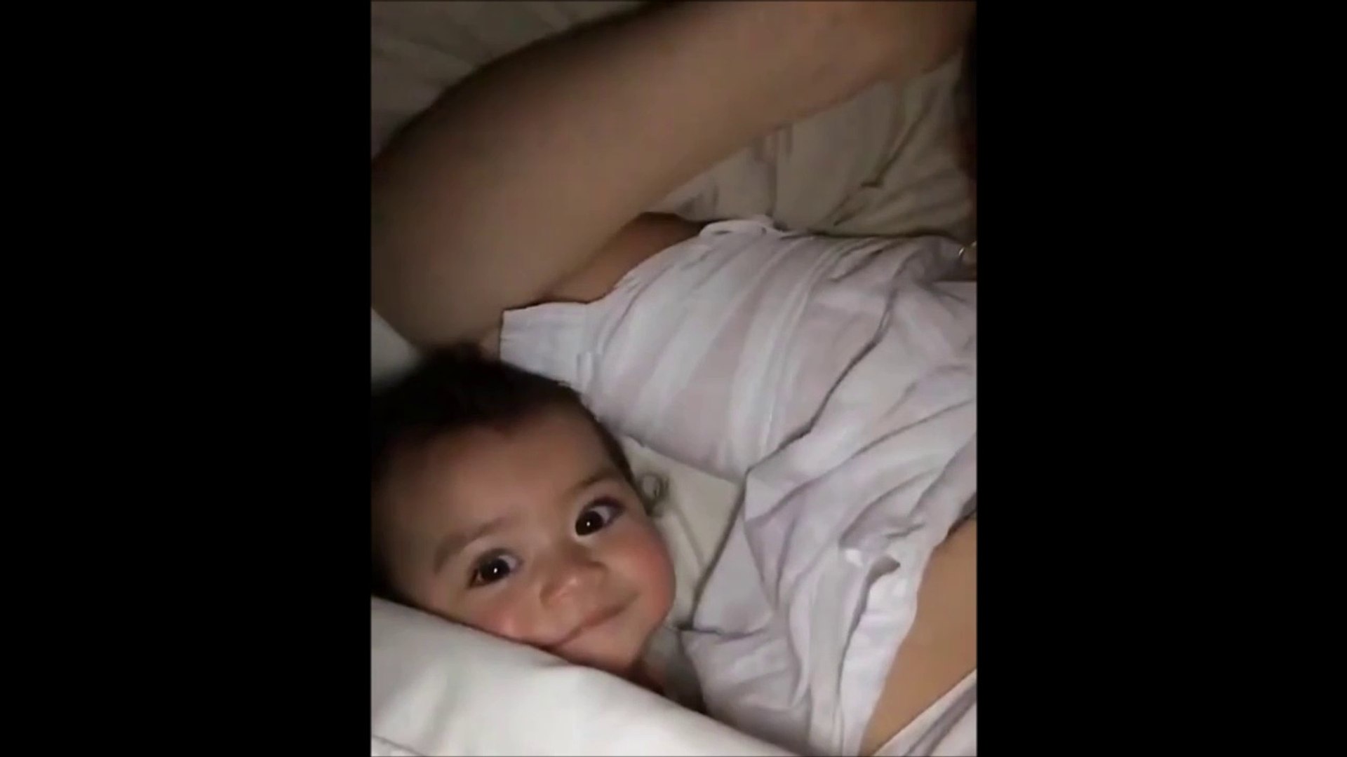 Quoi De Plus Adorable Que Ce Bebe Qui Vous Sourit Au Reveil Video Dailymotion