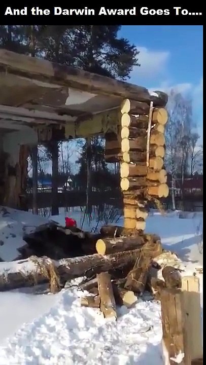 Ce gars débile n'a pas compris qu'il allait se faire tomber le plafond sur la tête en faisant ça