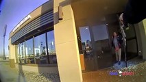 Cette femme casse les vitre d'un restaurant à coup de barre de fer devant un policier