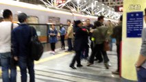 中国人在地铁打架，老外一人劝架，其他中国人都在看戏_超清