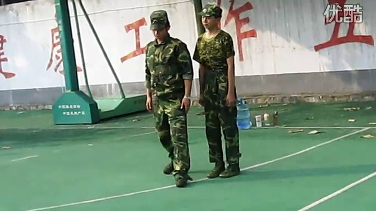 高中生军训（搞笑）