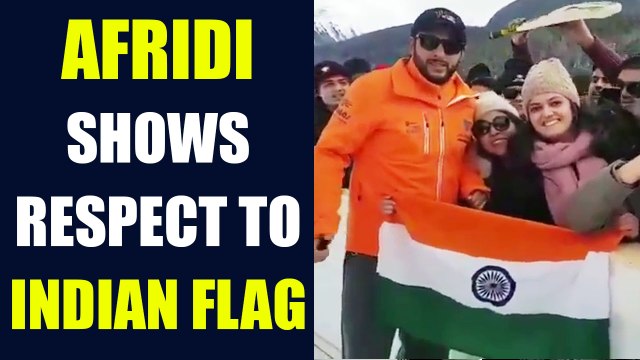 Shahid Afridi ask fan to straighten the Indian flag, wins heart of all Indians, Watch |Oneindia News