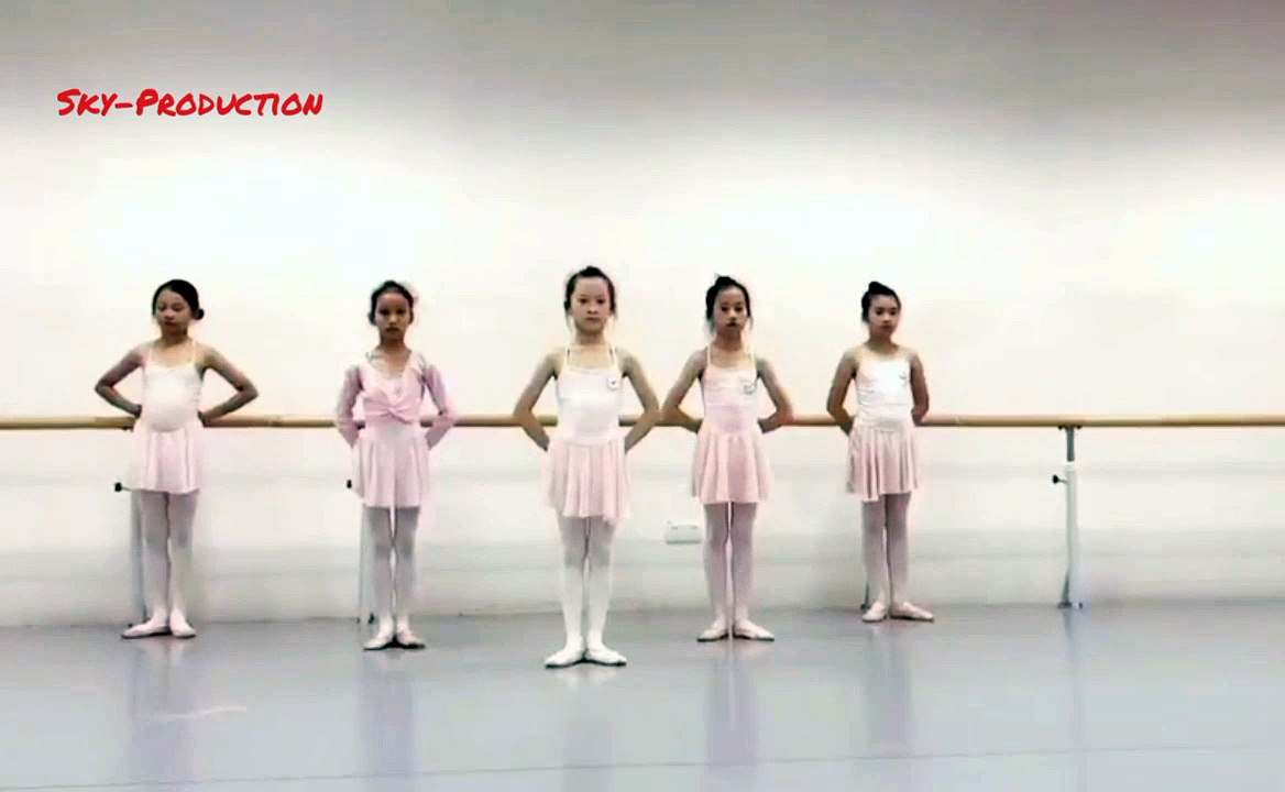 Chinese Little girls in dance class