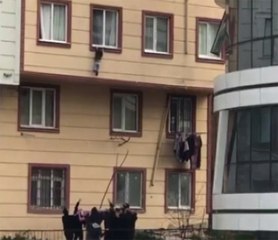 Camdan Düşen Çocuğu Havada Yakaladılar