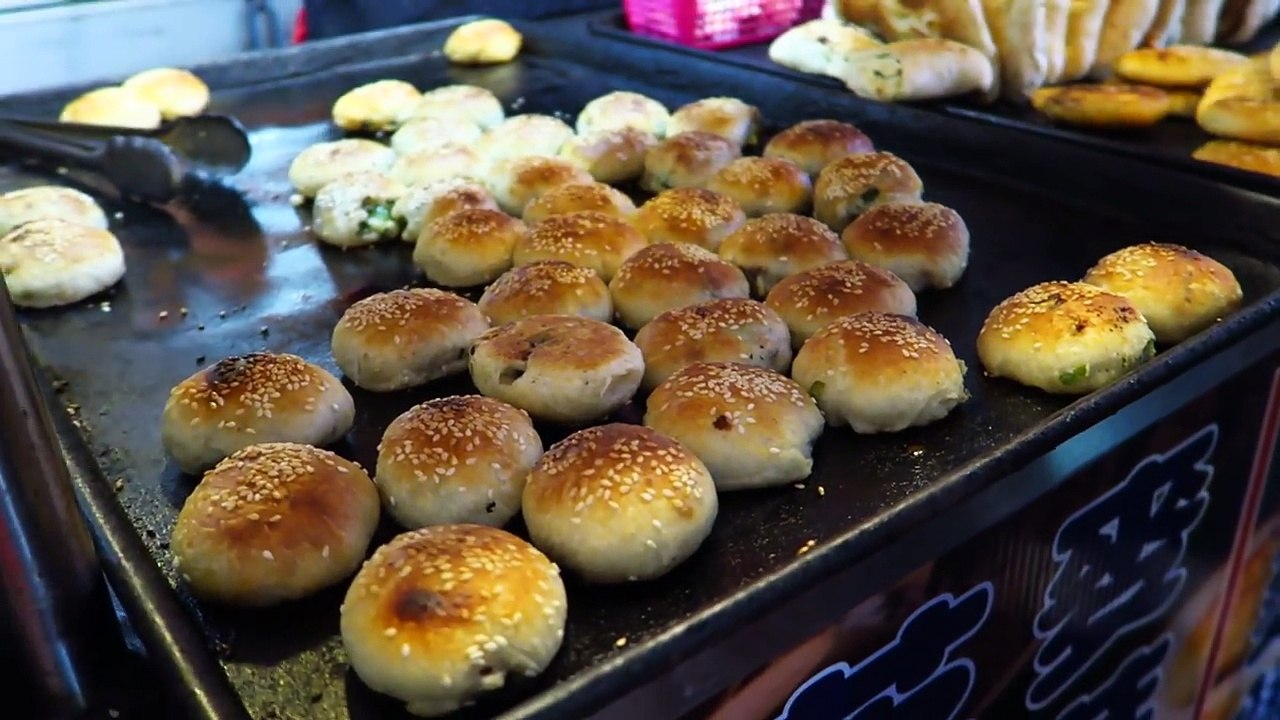 Taiwan Night Market - Eating Taiwanese Street Food in Taipei along Raohe Street (饒河夜市)