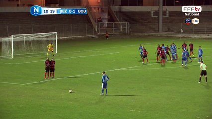 Coup franc très bien tiré mais personne pour couper la trajectoire.