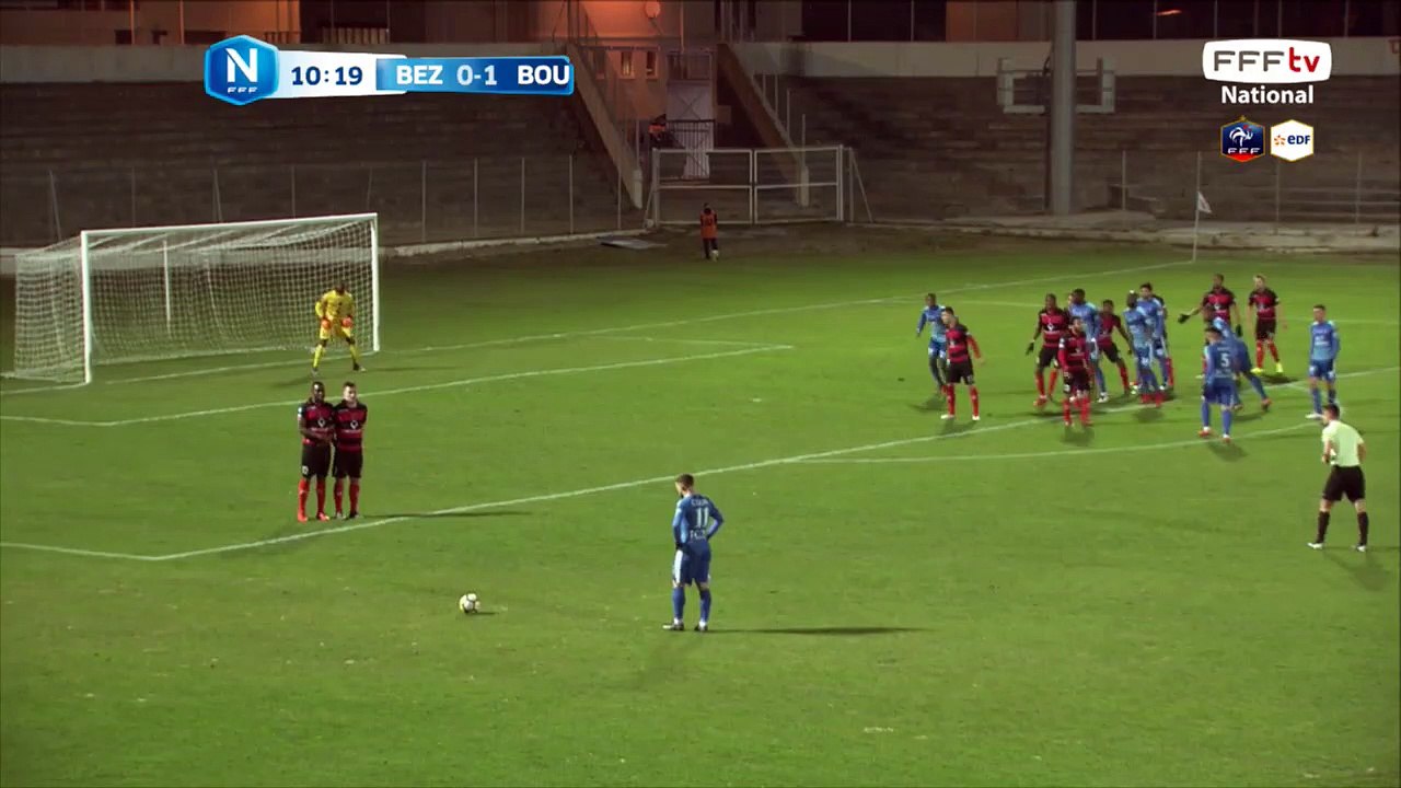 Coup franc très bien tiré mais personne pour couper la trajectoire.