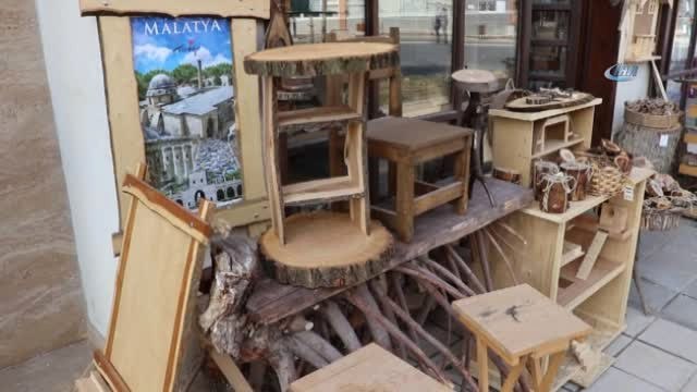 Kurumuş Ağaç Dallarına Şekil Veriyor