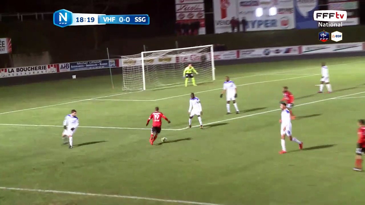 Première frappe du match qui passe loin du cadre