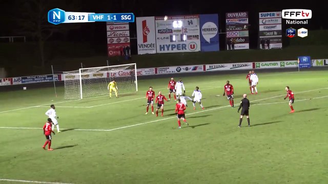 Sylva tente une frappe qui passe à côté du cadre