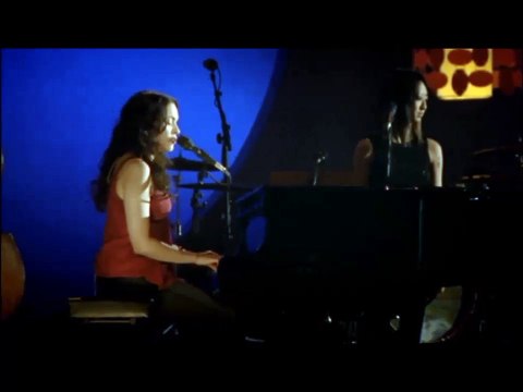 NORAH JONES – CARNIVAL TOWN – NORAH JONES and THE HANDSOME BAND: LIVE IN 2004