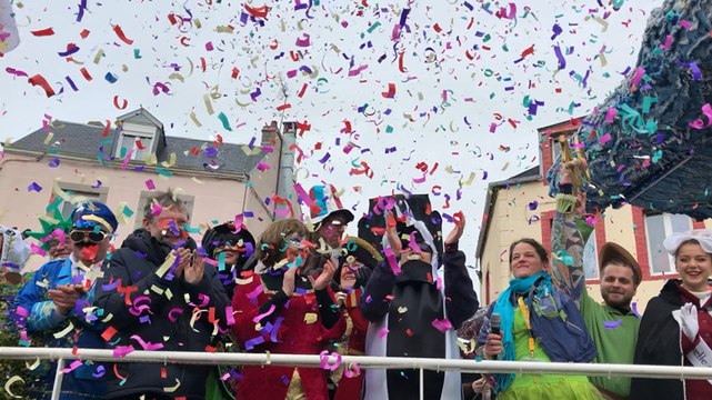 La remise des clés de la ville au roi du car