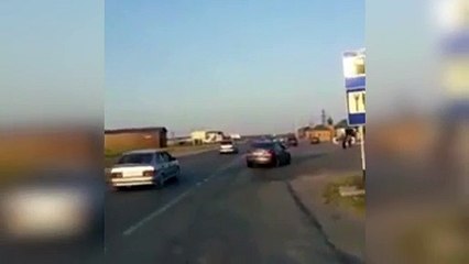 Avioneta choca al despegar en una carretera