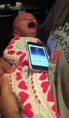 Este bebé para de llorar al escuchar el himno de la Champions