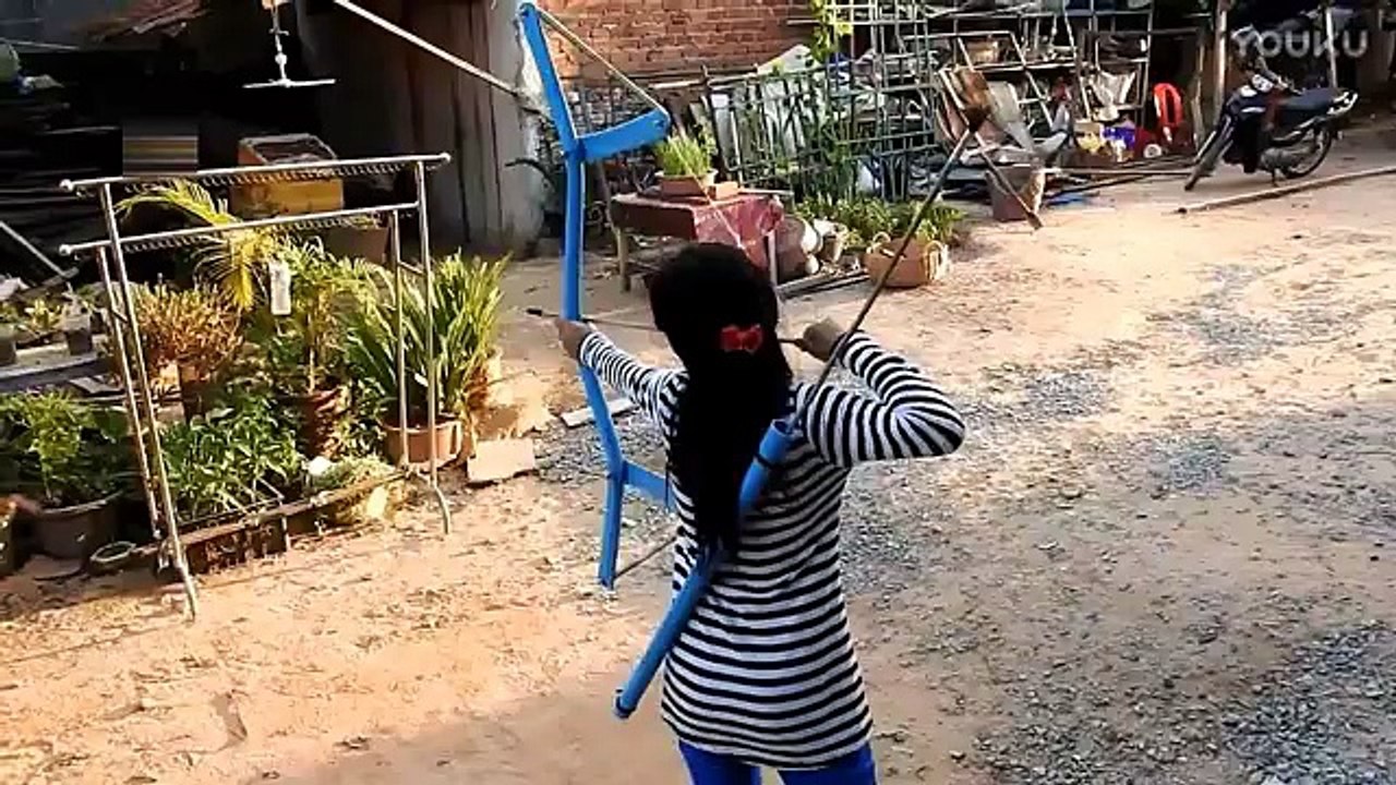 姑娘用PVC管和弹簧自制的捕鱼工具, 收获丰富_土豆视频