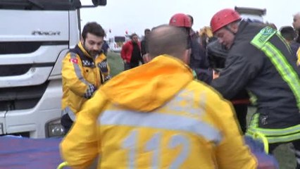 İşçi Servisi Tıra Çarptı: 10 Yaralı