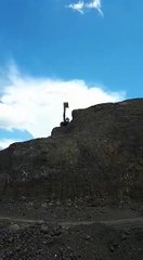 Voiture vs Rocher de 50 tonnes