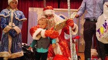 Рождественская Ёлка и Детский Концерт Дед Мороз с Подарками Распаковка Подарков Максим влог детям
