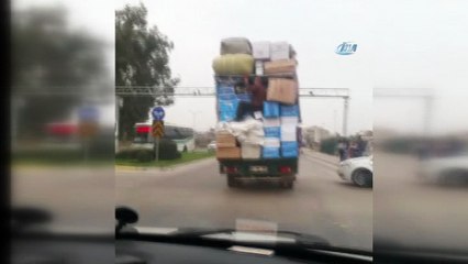 Kamyonet kasasında tehlikeli yolculuk kamerada