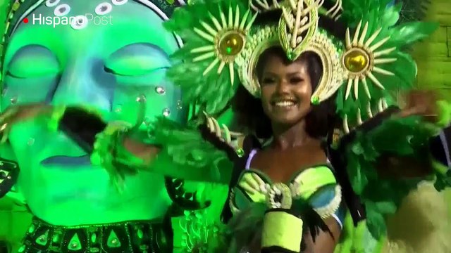 Las primeras escuelas del carnaval desfilan en el sambódromo de Sao Paulo