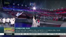 Atletas de las dos Coreas desfilan con una bandera unificada