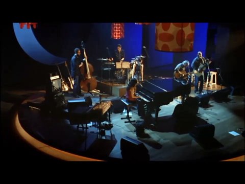 NORAH JONES – MOON SONG – NORAH JONES and THE HANDSOME BAND: LIVE IN 2004