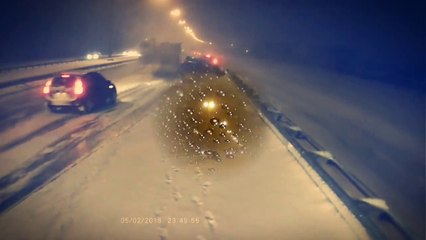 Ce camion ne peut pas s'arreter et percute à grande vitesse plusieurs voitures sur une autoroute enneigée