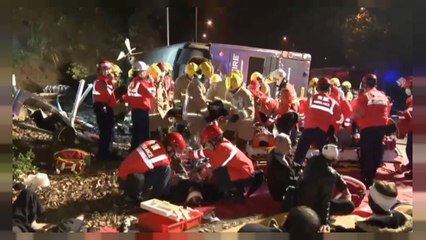 Скачать видео: Al menos 18 muertos en un accidente de autobús en Hong Kong