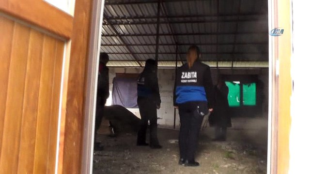 Evinin yıkılmasına engel olamayan kadın gözyaşlarına boğuldu