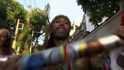 Tiny Rio neighbourhood kicks into carnival