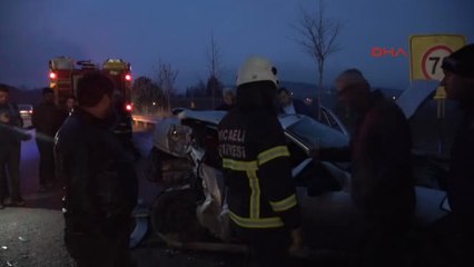 Kocaeli Otomobille Kamyonet Çarpıştı: 3 Yaralı