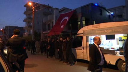 Başbakan Yıldırım, şehit ailelerine taziye ziyaretinde bulundu (2) - İZMİR