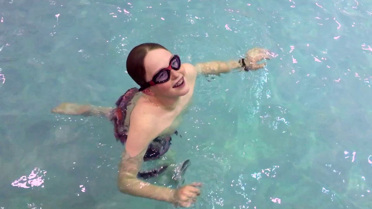 KIDS PLAY IN THE POOL WITH DAD - FAMILY FUN