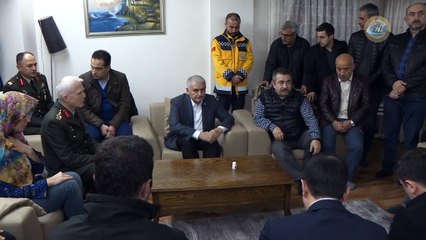 Başbakan Yıldırım, şehit pilotun evini ziyaret etti